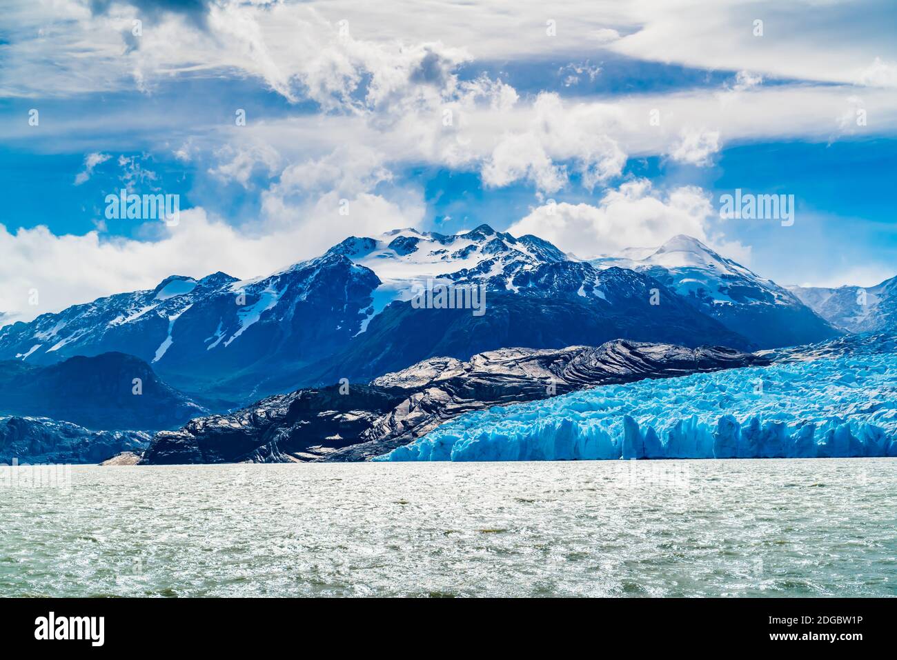 Vista del Ghiacciaio Grey e del Lago Grey con la neve montagna in giornata di sole Foto Stock