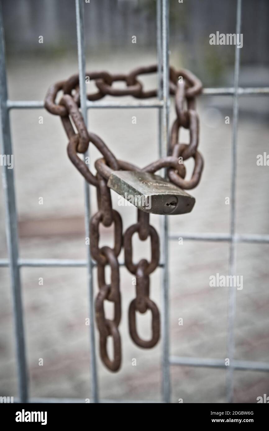 serratura arrugginita sul cancello a reticolo Foto Stock
