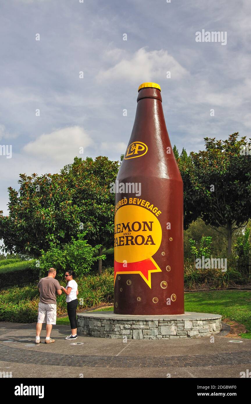 Il Gigante Lemon & Paeroa soft drink bottiglia, Paeroa, regione di Waikato, Isola del nord, Nuova Zelanda Foto Stock