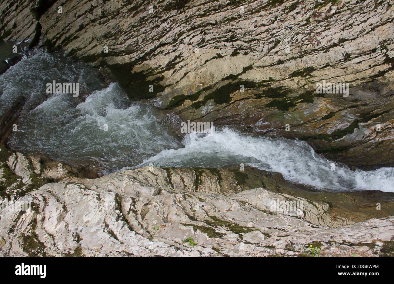 Il fiume di montagna si trasforma in una piccola e bella cascata Foto Stock