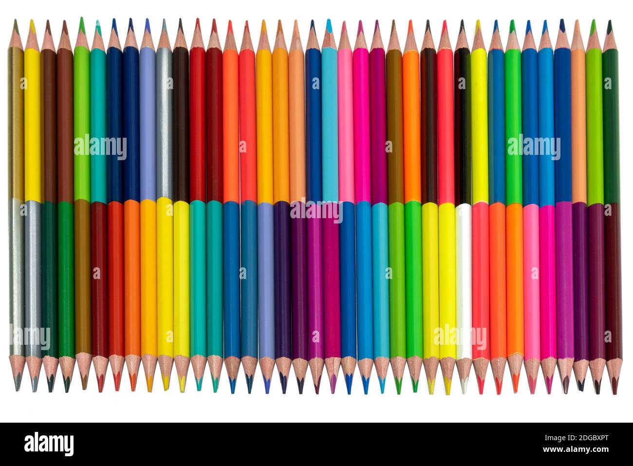 le matite colorate a due lati su un lato sono disposte nella ordine sull'altro in una dispersione Foto Stock