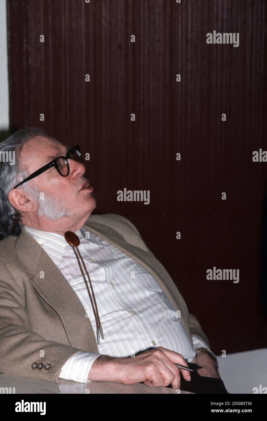 Marzo 1987 New York City, NY, Stati Uniti. Grande autore scifi, Isaac Asimov, a parlare a un libro firma. Indossare occhiali con cornice nera, sorridente, gesturing Foto Stock