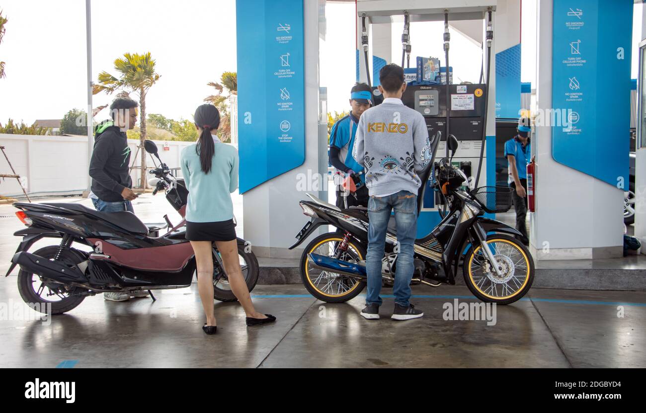 BANGKOK, THAILANDIA, MARZO 14 2020, una gente rifornire le motociclette ad una stazione di benzina. Foto Stock