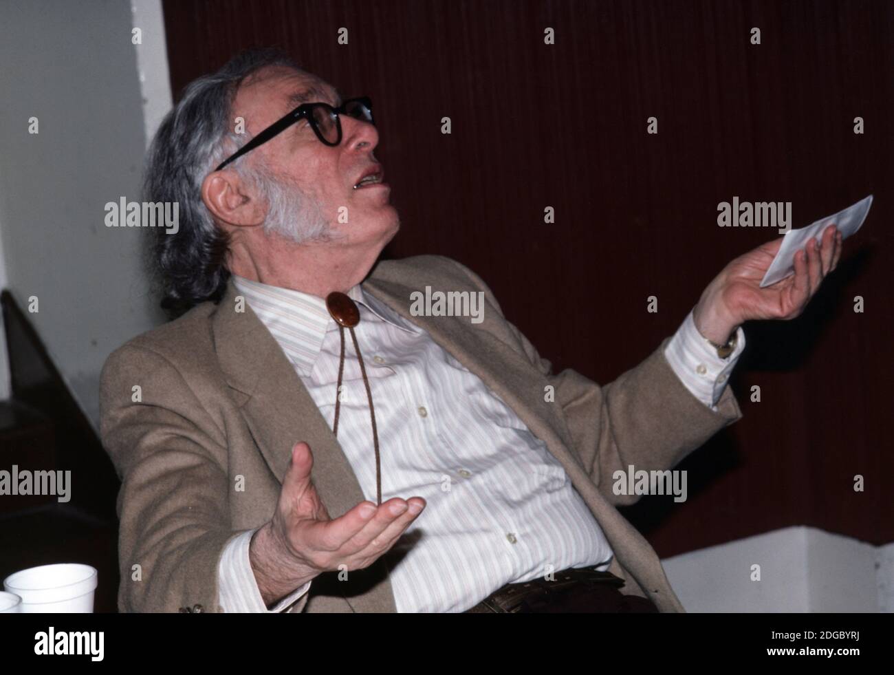 Marzo 1987 New York City, NY, Stati Uniti. Grande autore scifi, Isaac Asimov, a parlare a un libro firma. Indossare occhiali con cornice nera, sorridente, gesturing Foto Stock