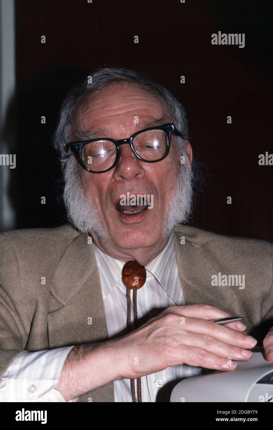 Marzo 1987 New York City, NY, Stati Uniti. Grande autore scifi, Isaac Asimov, a parlare a un libro firma. Indossare occhiali con cornice nera, sorridente, gesturing Foto Stock