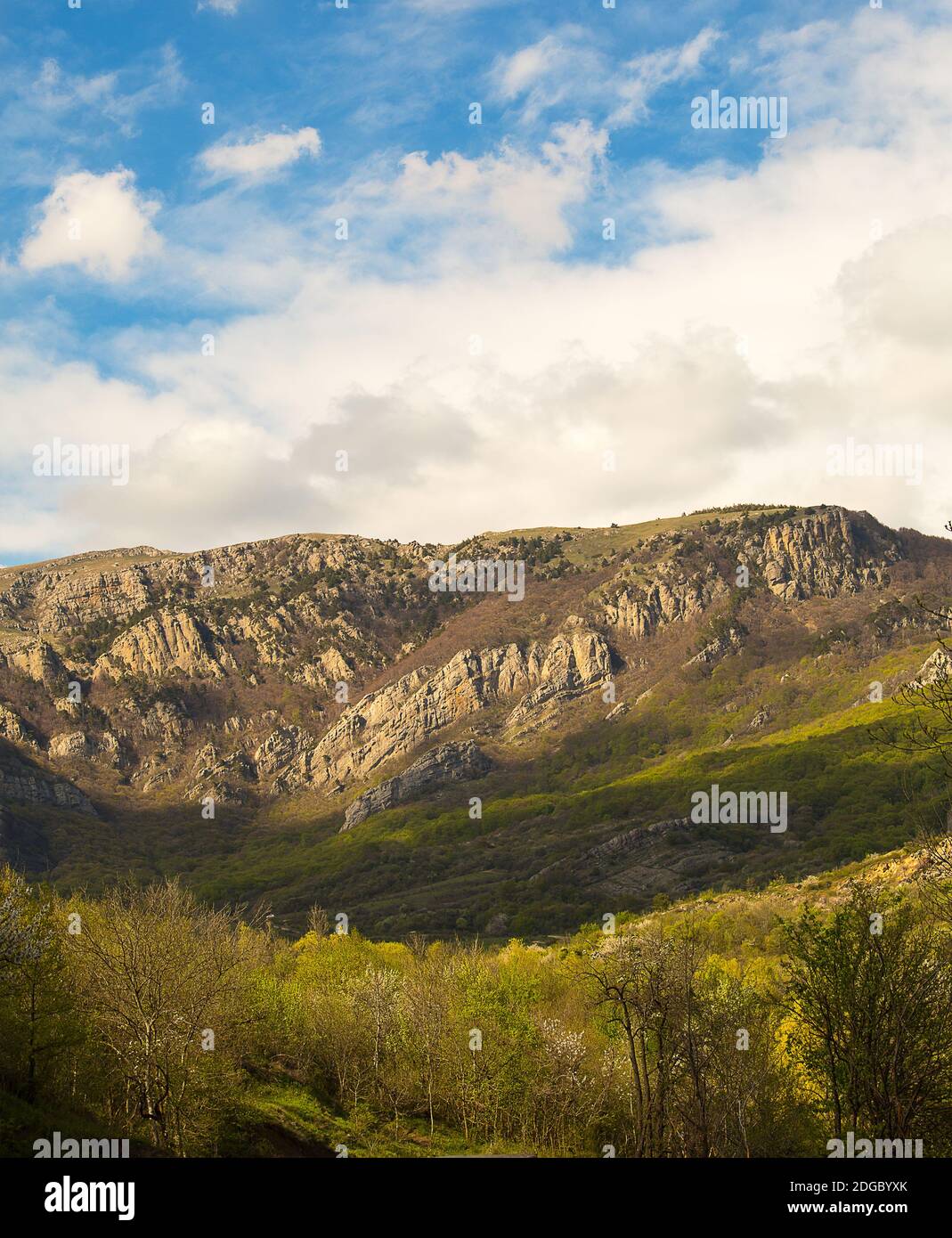 Piacevole passeggiata autunno soleggiato giorno ai piedi del montagne coperte di verde e foresta Foto Stock