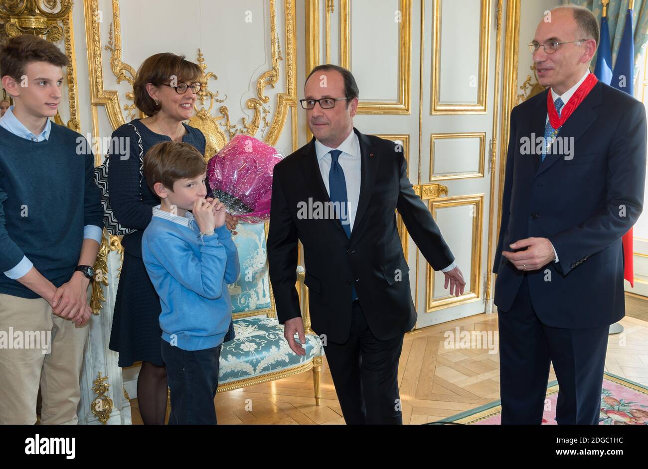 Il presidente francese Francois Hollande, in occasione di una cerimonia di  consegna dell'ordine di comandante della Legione d'onore all'ex presidente  italiano del Consiglio dei ministri Enrico letta, alla presenza della  famiglia di