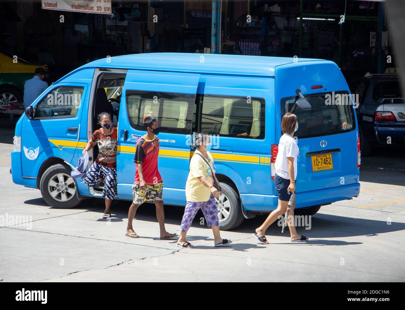 SAMUT PRAKAN, THAILANDIA, 16 2020 LUGLIO, la gente esce dal minivan, un trasporto pubblico tradizionale in Thailandia Foto Stock