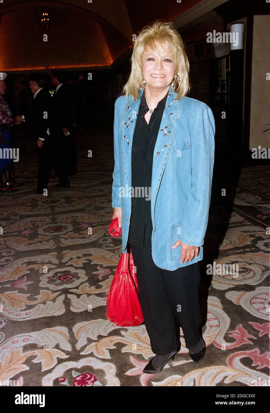 ARCHIVIO: LOS ANGELES, CA. 12 agosto 1995: Attrice Angie Dickinson al Golden Boot Awards al Century Plaza Hotel di Los Angeles. Foto del file © Paul Smith/Caratteristiche Foto Stock