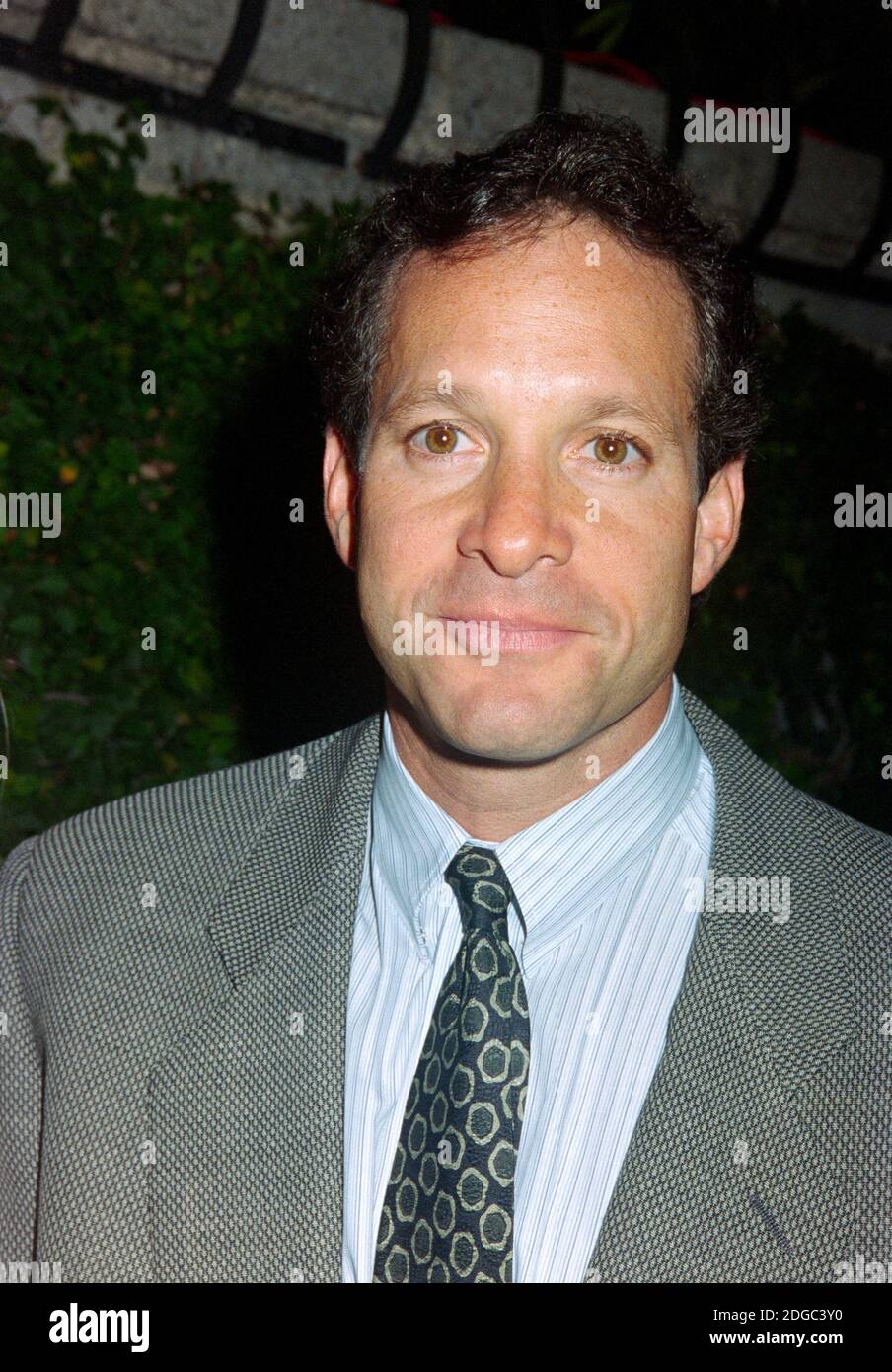 ARCHIVIO: LOS ANGELES, CA. 19 ottobre 1995: Attore Steve Guttenberg all'apertura di 'Four Dogs and a Bone' alla Geffen Playhouse di Los Angeles. Foto del file © Paul Smith/Caratteristiche Foto Stock