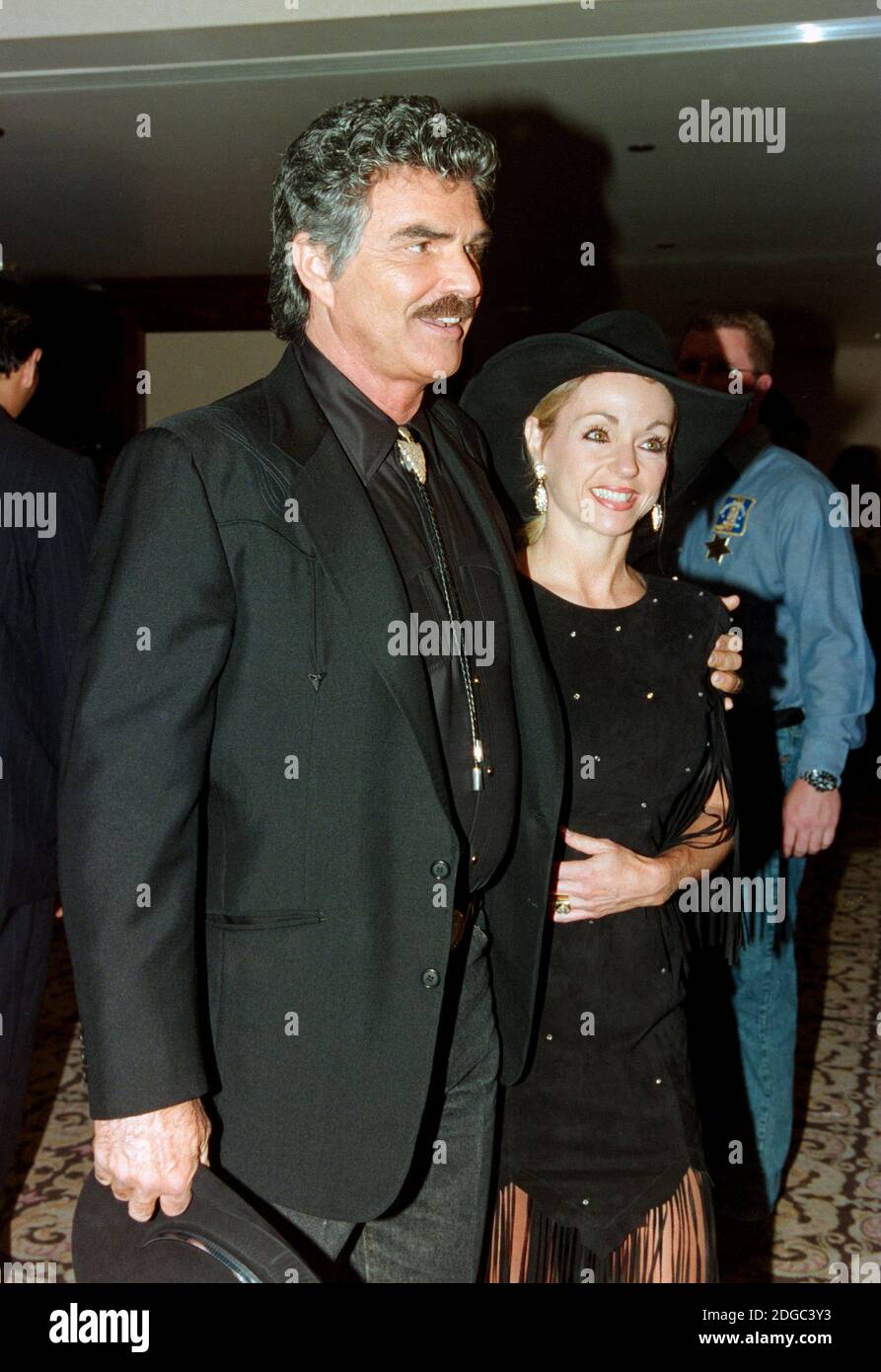 ARCHIVIO: LOS ANGELES, CA. 12 agosto 1995: Attore Burt Reynolds & Pam Seals al Golden Boot Awards al Century Plaza Hotel di Los Angeles. Foto del file © Paul Smith/Caratteristiche Foto Stock