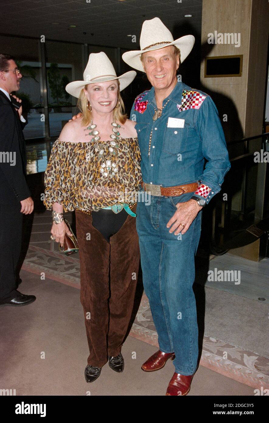 ARCHIVIO: LOS ANGELES, CA. 12 agosto 1995: Attore Robert Stack & moglie al Golden Boot Awards al Century Plaza Hotel di Los Angeles. Foto del file © Paul Smith/Caratteristiche Foto Stock