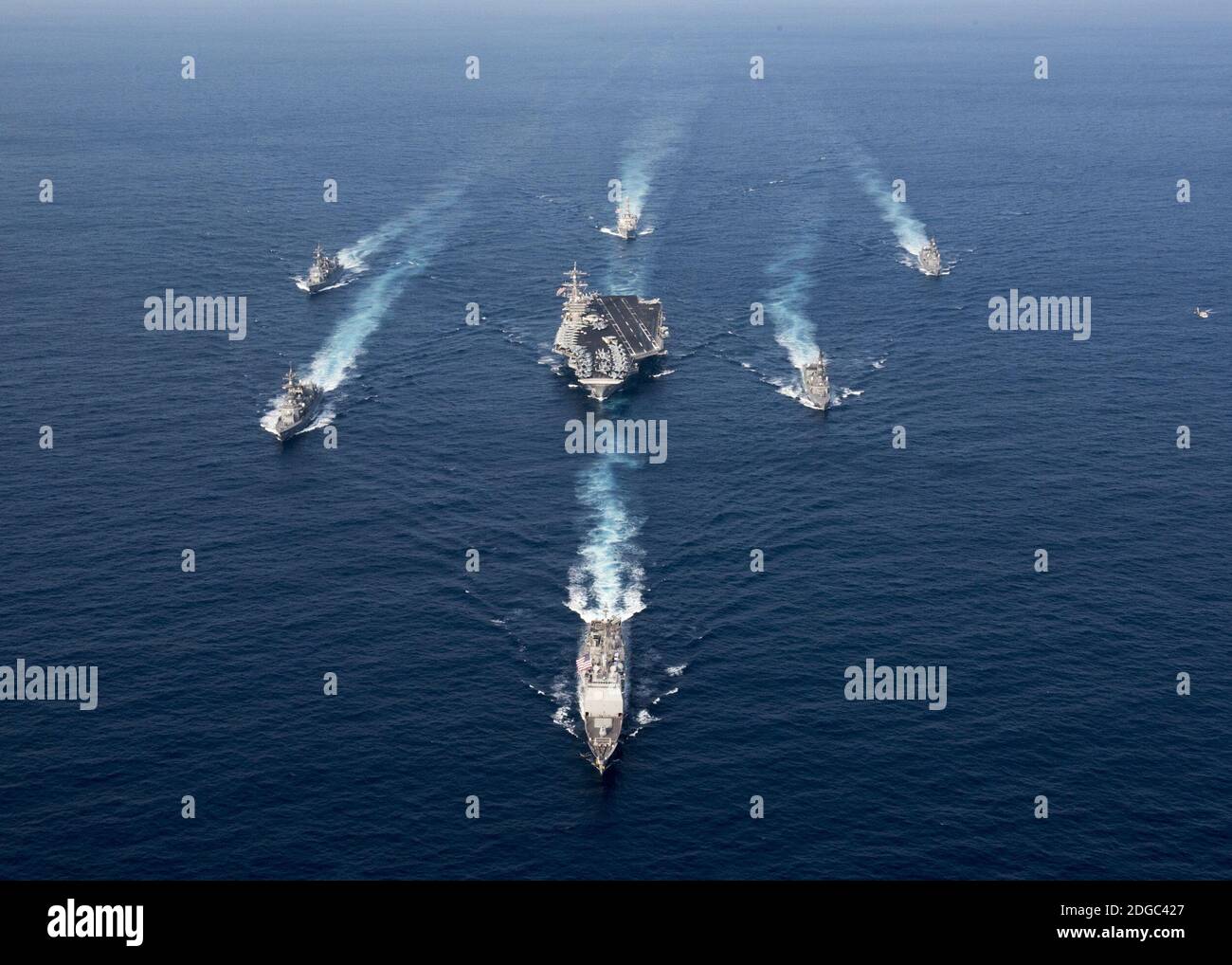 Handout file photo datato 28 marzo 2017 - la portaerei di classe Nimitz USS Carl Vinson (CVN 70), il cacciatorpediniere missilistico guidato di classe Arleigh Burke USS Wayne E. Meyer (DDG 108) e l'incrociatore missilistico guidato di classe Ticonderoga USS Lake Champlain (CG 57) partecipano ad un esercizio fotografico con i cacciatorpediniere della forza marittima giapponese di autodifesa. L'esercito americano ha ordinato al Carl Vinson Strike Group di spostarsi verso la penisola coreana, tra le crescenti preoccupazioni circa il programma missilistico della Corea del Nord. Il presidente Trump ha affermato che gli Stati Uniti sono disposti ad agire da soli per affrontare la minaccia nucleare della Corea del Nord Foto Stock