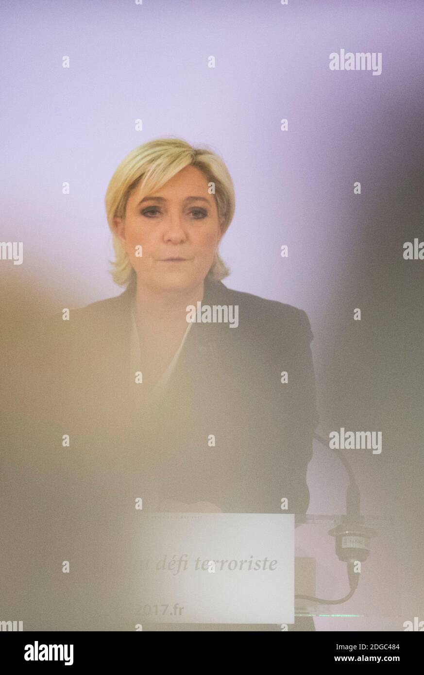 Il candidato alle elezioni presidenziali francesi per il partito di estrema destra Front National (FN) Marine le Pen parla durante una conferenza sul tema "la Francia si trova di fronte alla sfida del terrorismo" che si terrà a Parigi il 10 aprile 2017. Foto di Eliot Blondt/ABACAPRESS.COM Foto Stock