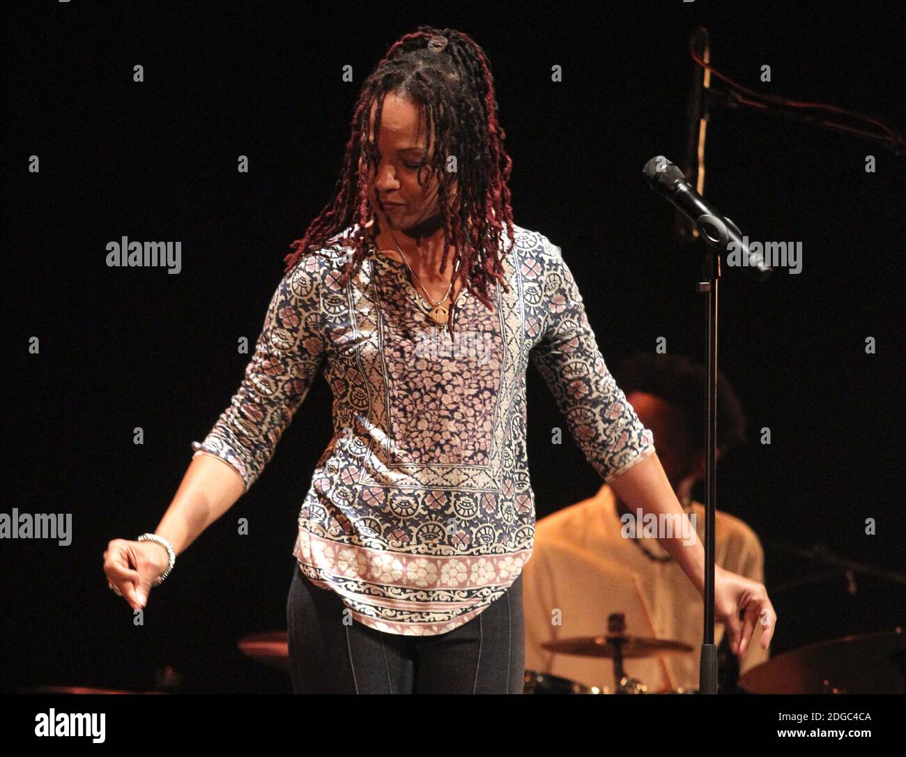 La cantante soul Lisa Simone, figlia del compianto Nina Simone, suona dal vivo presso la Grand Angle Concert Hall di Voiron, Isere, Francia, il 7 aprile 2017. Foto di Francois Maquaire/ABACAPRESS.COM Foto Stock