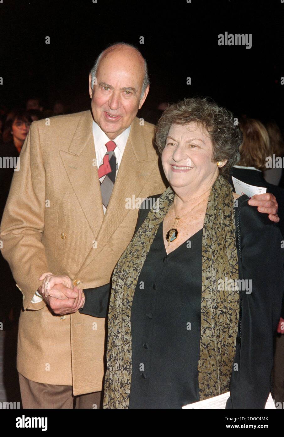 ARCHIVIO: LOS ANGELES, CA. 30 ottobre 1995: Direttore Carl Reiner & moglie Estelle Reiner alla prima di 'Home for the Holidays' a Los Angeles. Foto del file © Paul Smith/Caratteristiche Foto Stock