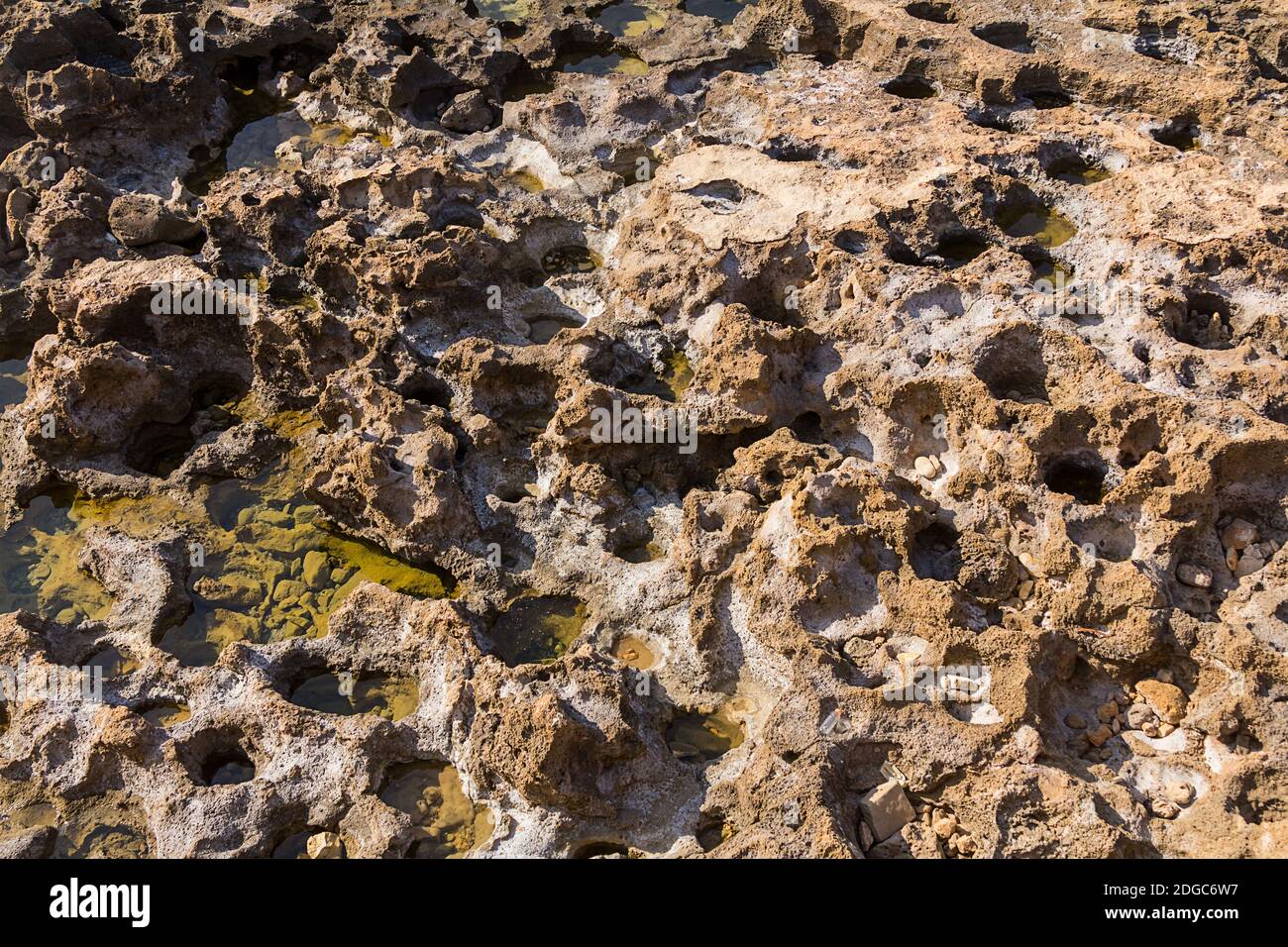 Struttura di una tela di pietra con agenti atmosferici con crateri e naturale sale sfondo naturale Foto Stock