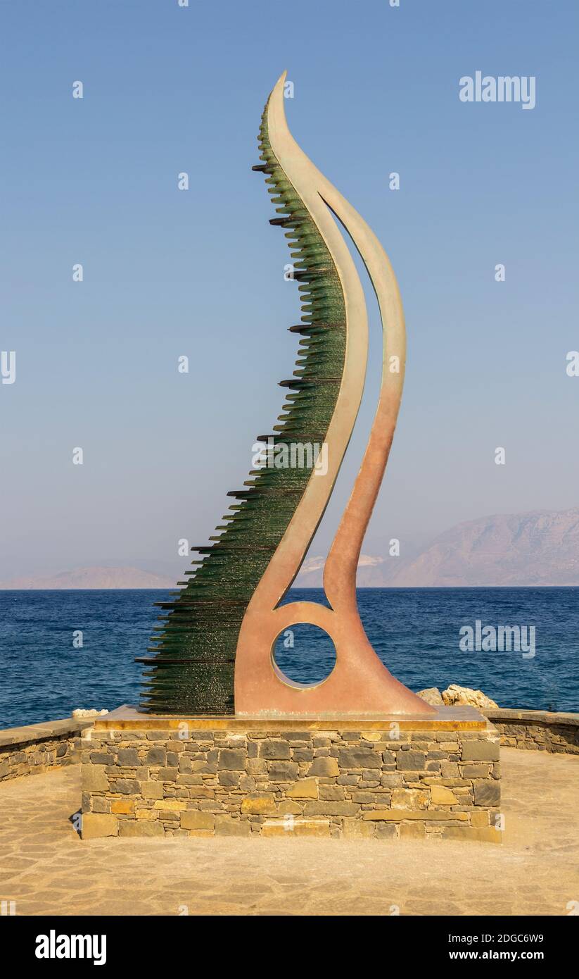 La scultura pubblica è il simbolo del mare del potere Statua dell'onda sul lungomare del GRE Foto Stock