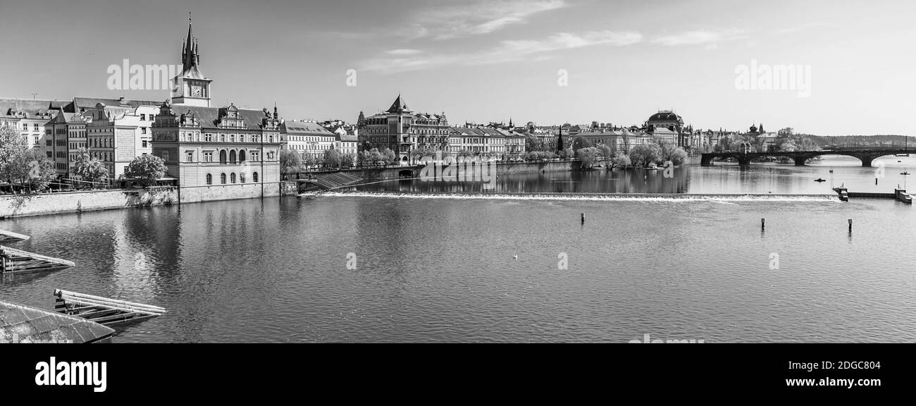 Fiume Moldava e Smetana Embankment a Praga, Repubblica Ceca immagine in bianco e nero. Foto Stock