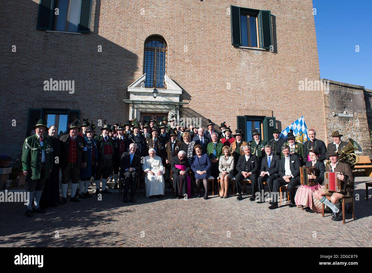 Il 17 aprile 2017 Papa Benedetto XVI in pensione festeggia il suo 90° compleanno nel giardino del Vaticano. Benedetto celebra con una pinta di birra. Il compleanno di Benedetto, che cade la domenica di Pasqua di quest’anno, viene celebrato in stile bavarese, in sintonia con le radici del pontefice emerito. Al partito partecipano una delegazione della Baviera, il fratello maggiore di Benedetto, Mons. Georg Ratzinger e il suo segretario privato Georg Ganswin. Benedetto è ‘serene, in buon umore, molto lucido. Certamente, la sua forza fisica sta diminuendo. È difficile per lui camminare. Tuttavia, usa un camminatore, che assicura l'autonomia in movimento Foto Stock