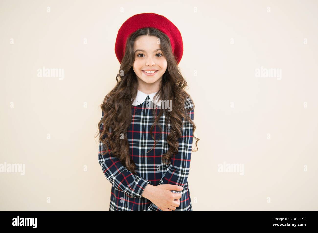 Positive vibes. Felice ragazza in francese beret. scuola di moda uniforme. kid fashion. moda parigina ragazza. giorno. bambino su sfondo giallo. piccola ragazza ragazzo con lunghi capelli ricci. Foto Stock