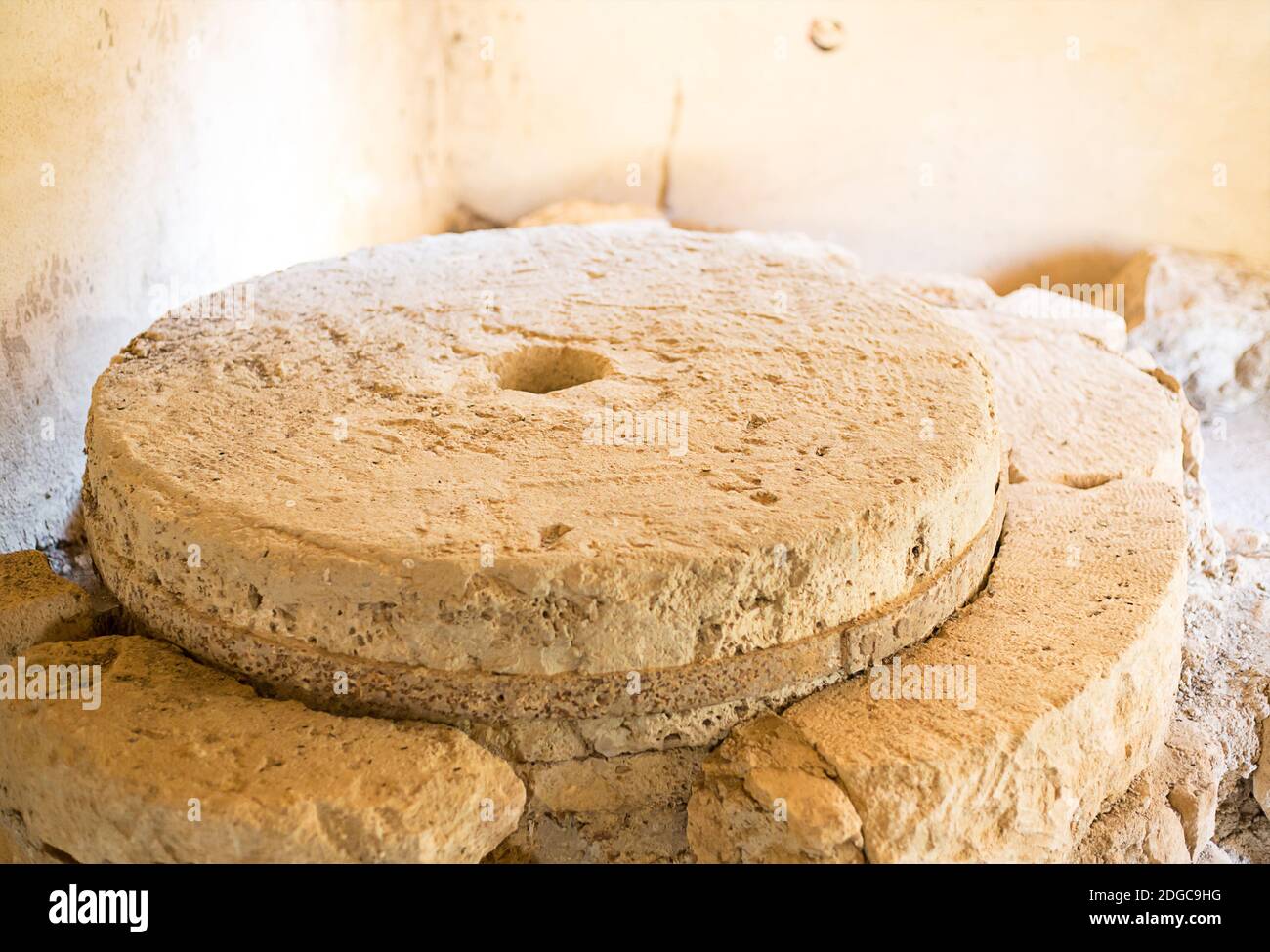 Vecchio mulino di pietra con macine pesanti lavorazione liscia per piatto produzione di farina o olio olivak Foto Stock