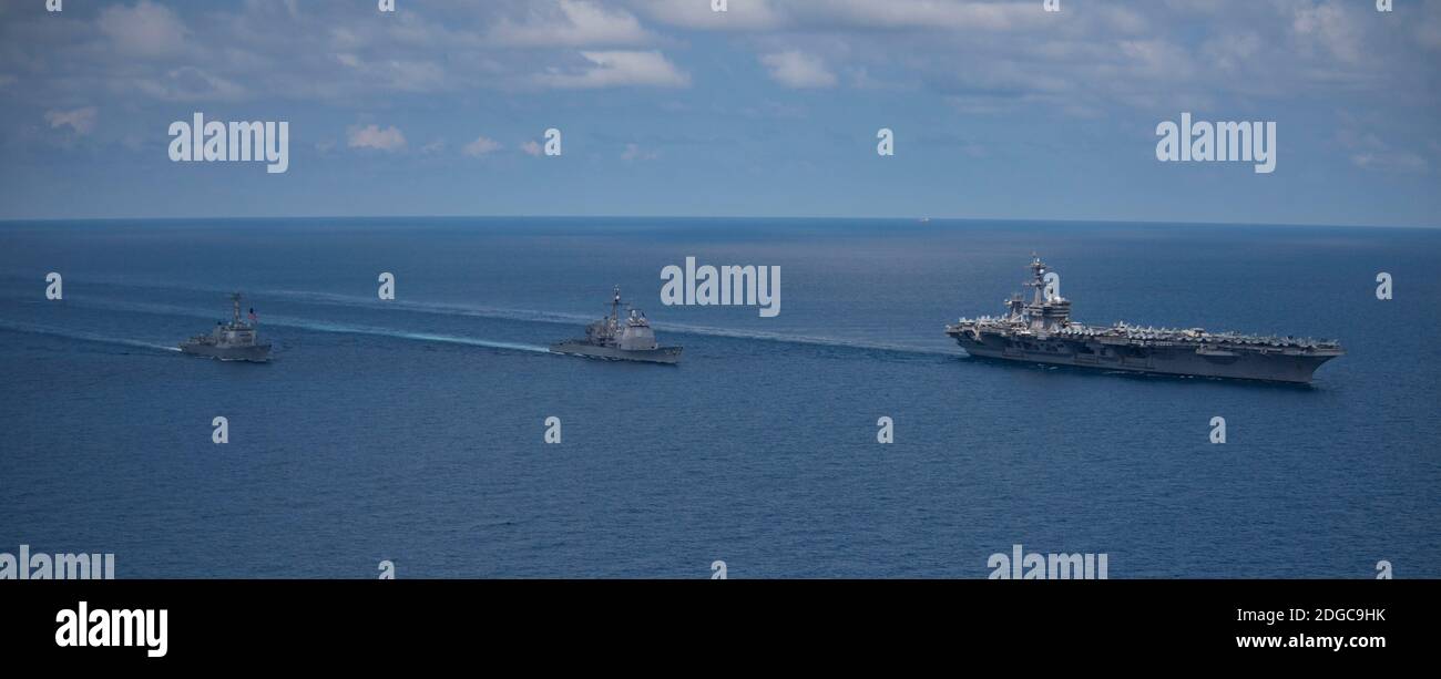 Handout photo - OCEANO INDIANO (14 aprile 2017) il cacciatorpediniere missilistico guidato di classe Arleigh Burke USS Michael Murphy (DDG 112), a sinistra, e l'incrociatore missilistico guidato di classe Ticonderoga USS Lake Champlain (CG 57) sono in corso con la portaerei USS Carl Vinson (CVN 70). Presumibilmente ordinò di affrettarsi verso la Corea del Nord come dimostrazione di forza per scoraggiare il despota Kim Jong-un dal testare un'arma nucleare, il Carl Vinson Carrier Strike Group della terza flotta della marina statunitense si è invece concluso vicino all'Australia la scorsa settimana, a circa 4,900 miglia di distanza da dove si doveva essere ufficialmente. La Marina ha confermato Martedì che esso Foto Stock