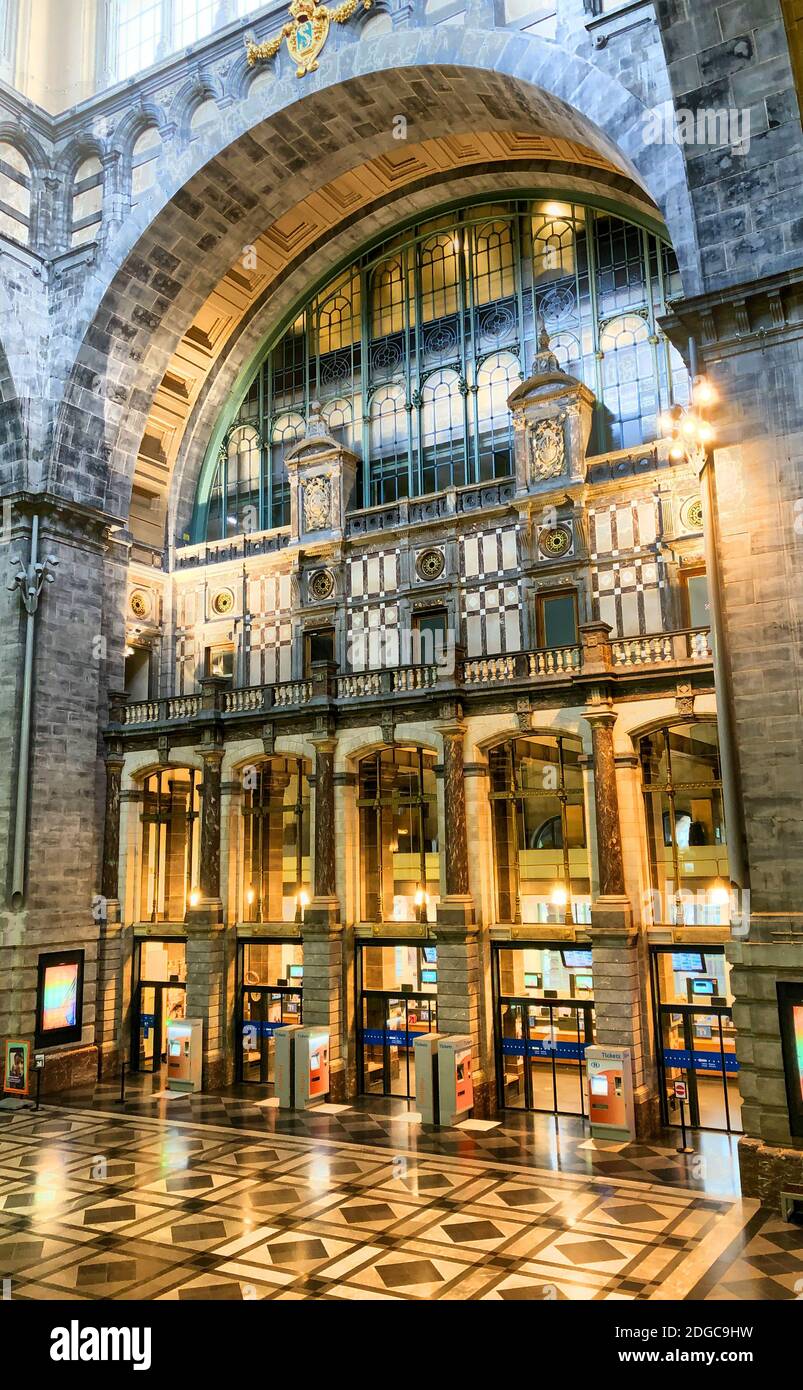 Anversa, Belgio - Giugno 2019: Interno della stazione ferroviaria centrale di Anversa con il sole che splende attraverso le finestre di vetro Foto Stock