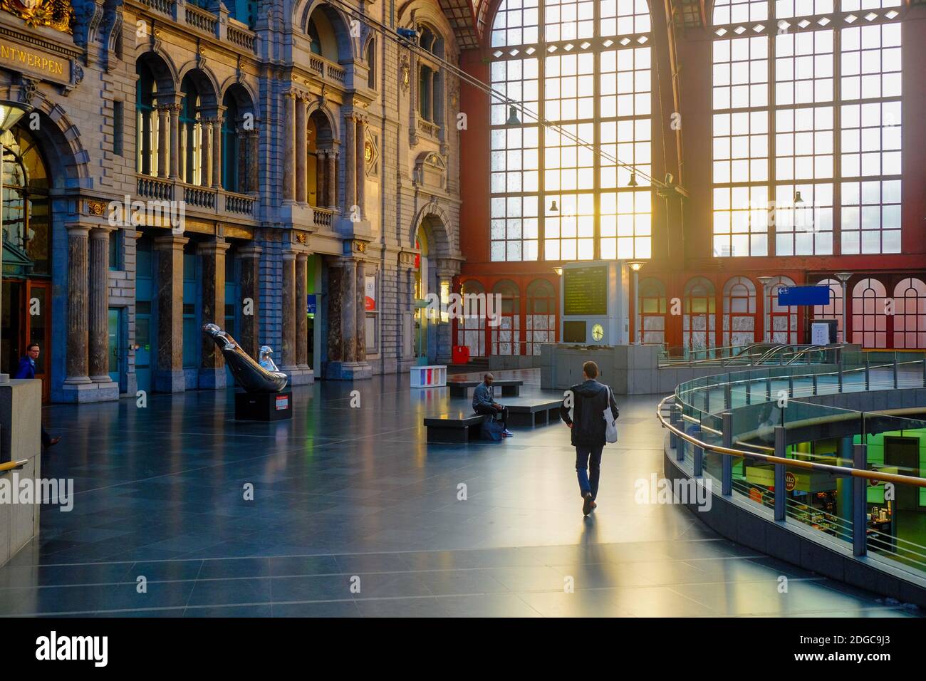 Anversa, Belgio - Giugno 2019: Interno della stazione ferroviaria centrale di Anversa con il sole che splende attraverso le finestre di vetro Foto Stock