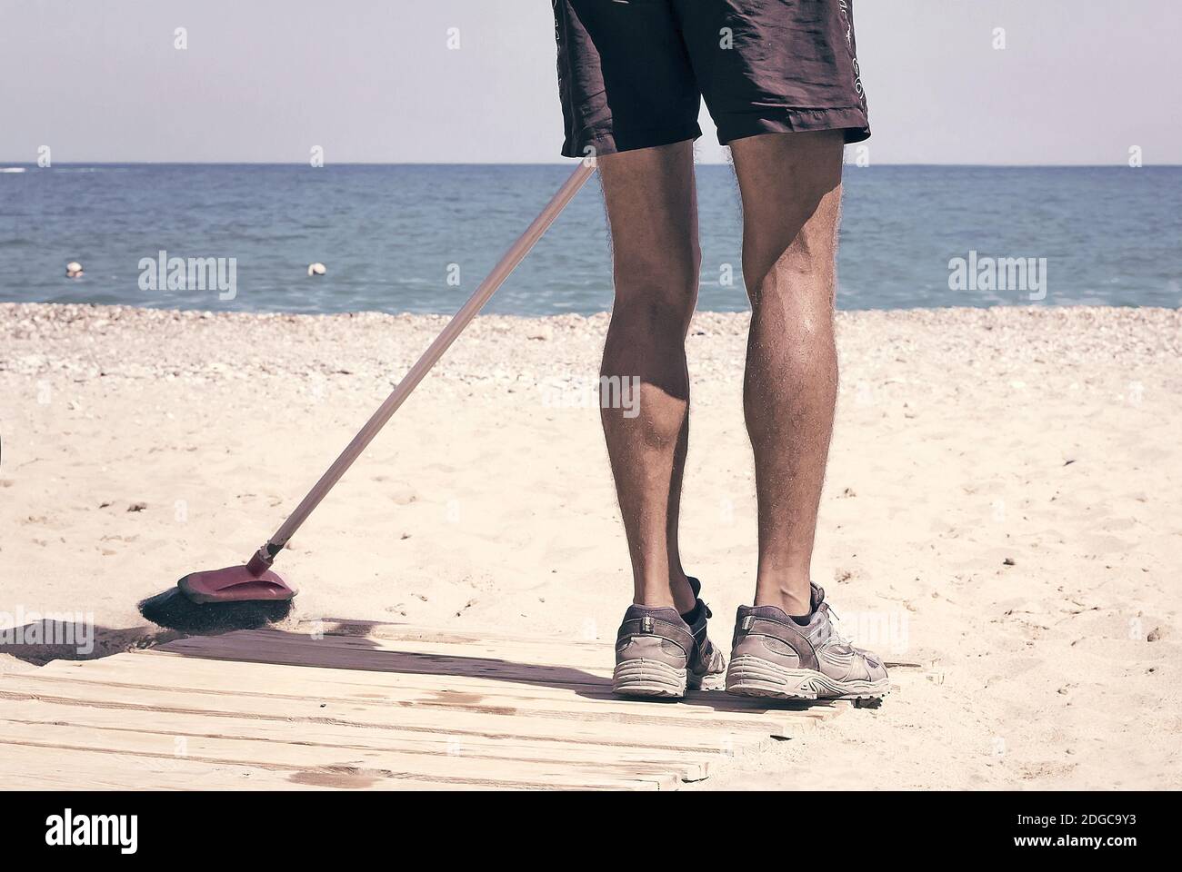Il personale di servizio effettua la pulizia spiagge sulla costa del mare. Foto Stock