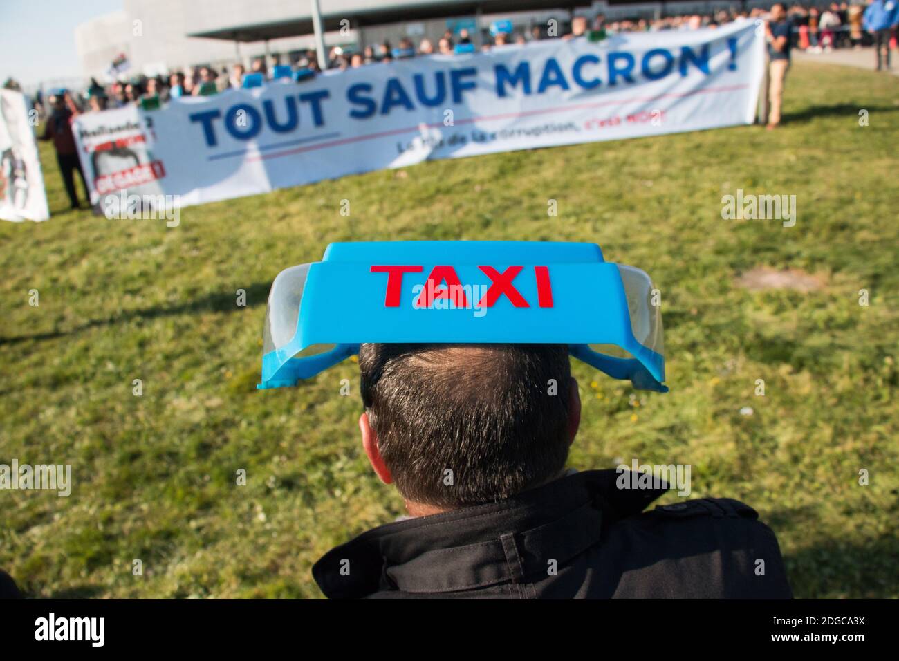 I tassisti protestano al di fuori della sede della riunione pubblica di Emmanuel Macron a Nantes, Francia occidentale, il 19 aprile 2017. Foto di Vincent Feuray/ABACAPRESS.COM Foto Stock