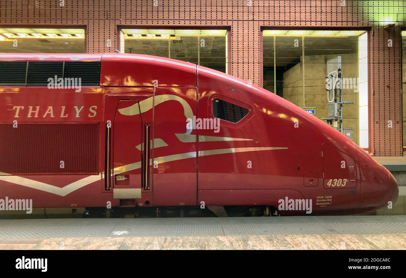 Anversa, Belgio - Giugno 2019: Persone a bordo del treno ad alta velocità Thalys diretto a Parigi tgv Foto Stock
