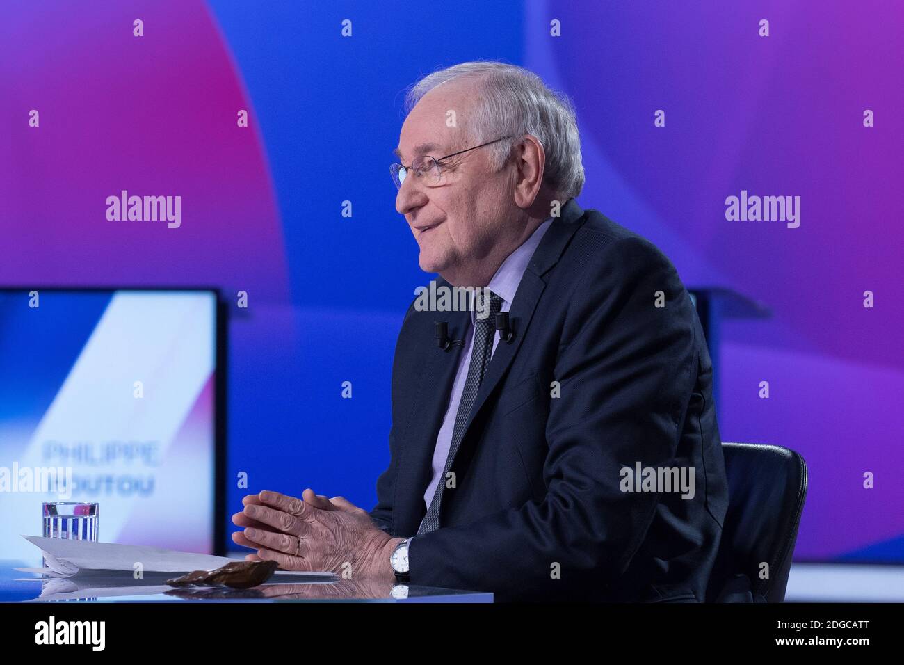 Candidato alle elezioni presidenziali francesi per il partito Solidarite et Progres (solidarietà e progresso) Jacques Cheminade partecipa ad uno speciale programma televisivo politico intitolato "15mn to convince" presso gli studi del canale televisivo francese France 2 a Saint-Cloud, ad ovest di Parigi, il 20 aprile 2017; pochi giorni prima del primo turno delle elezioni presidenziali. Foto di Pierre Villard/piscina/ABACAPRESS.COM Foto Stock