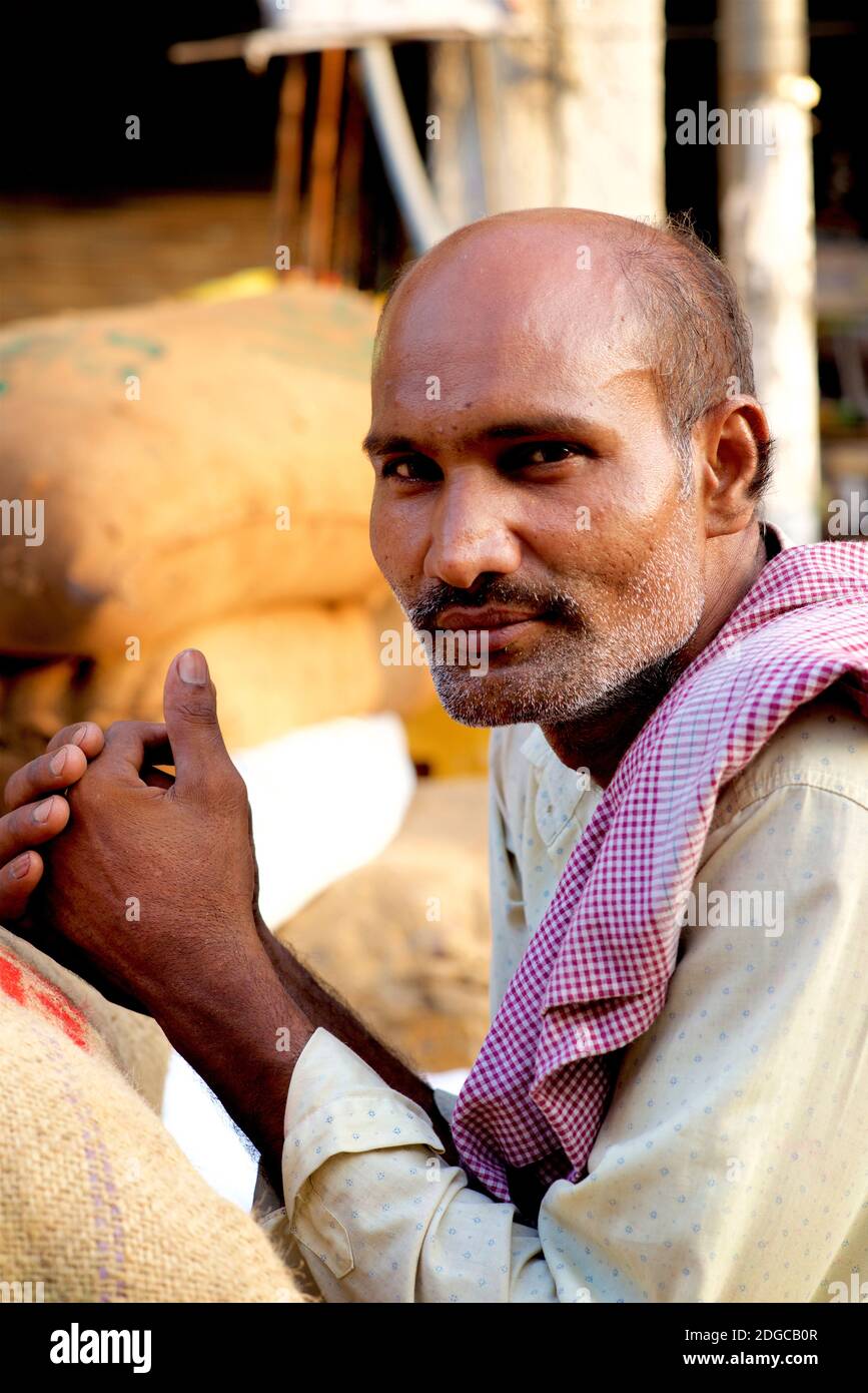 Ritratto di un portatore indiano mercato, Chandi Chowk zona di mercato, Old Delhi, India Foto Stock