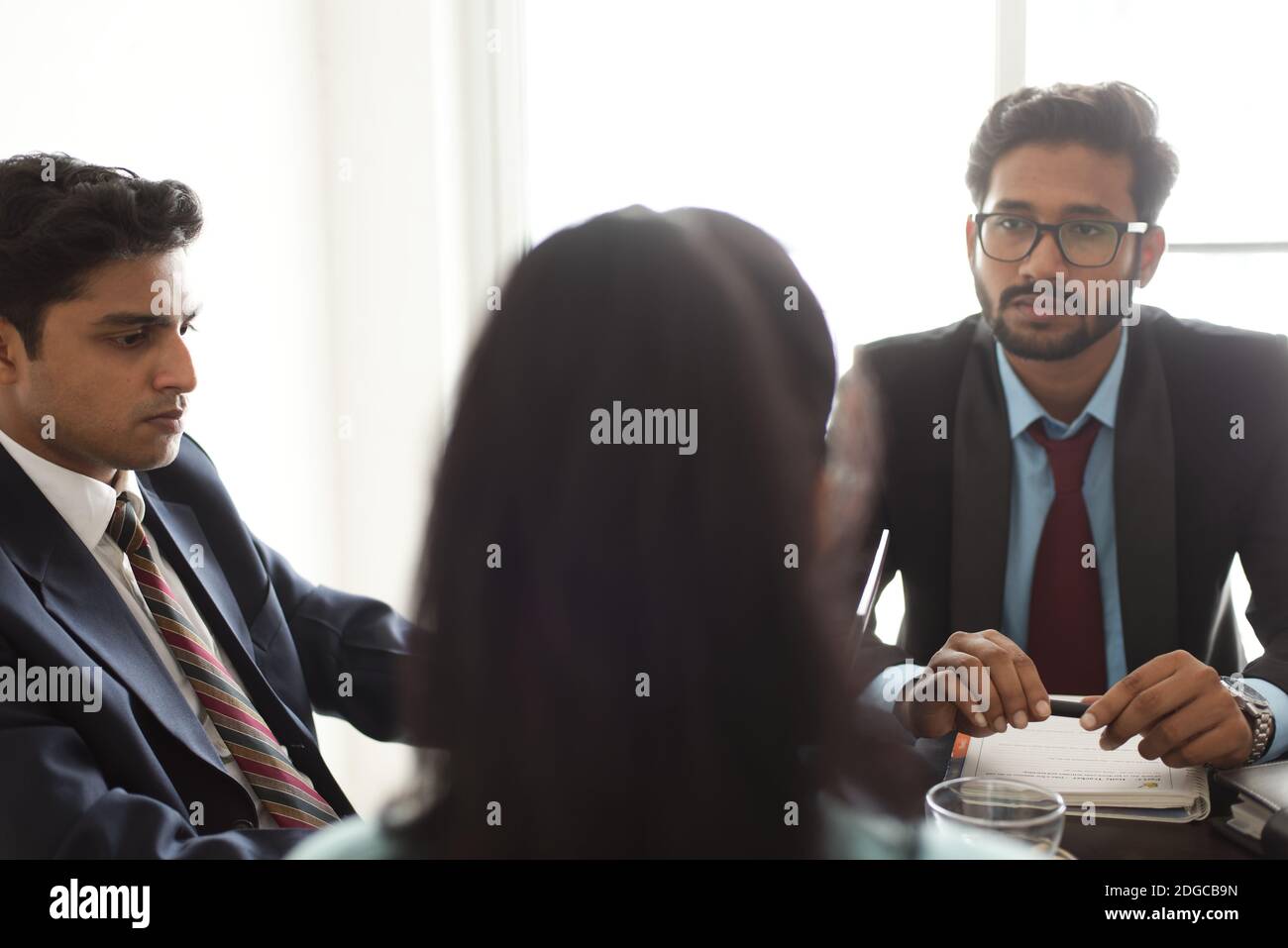 Intervista aziendale di una giovane ed energica candidata femminile in ufficio indiano presa da intervistatore indiano maschio. Azienda indiana. Foto Stock