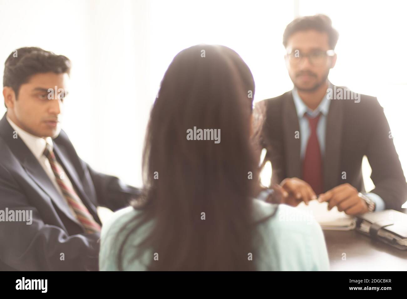 Intervista aziendale di una giovane ed energica candidata femminile in ufficio indiano presa da intervistatore indiano maschio. Azienda indiana. Foto Stock