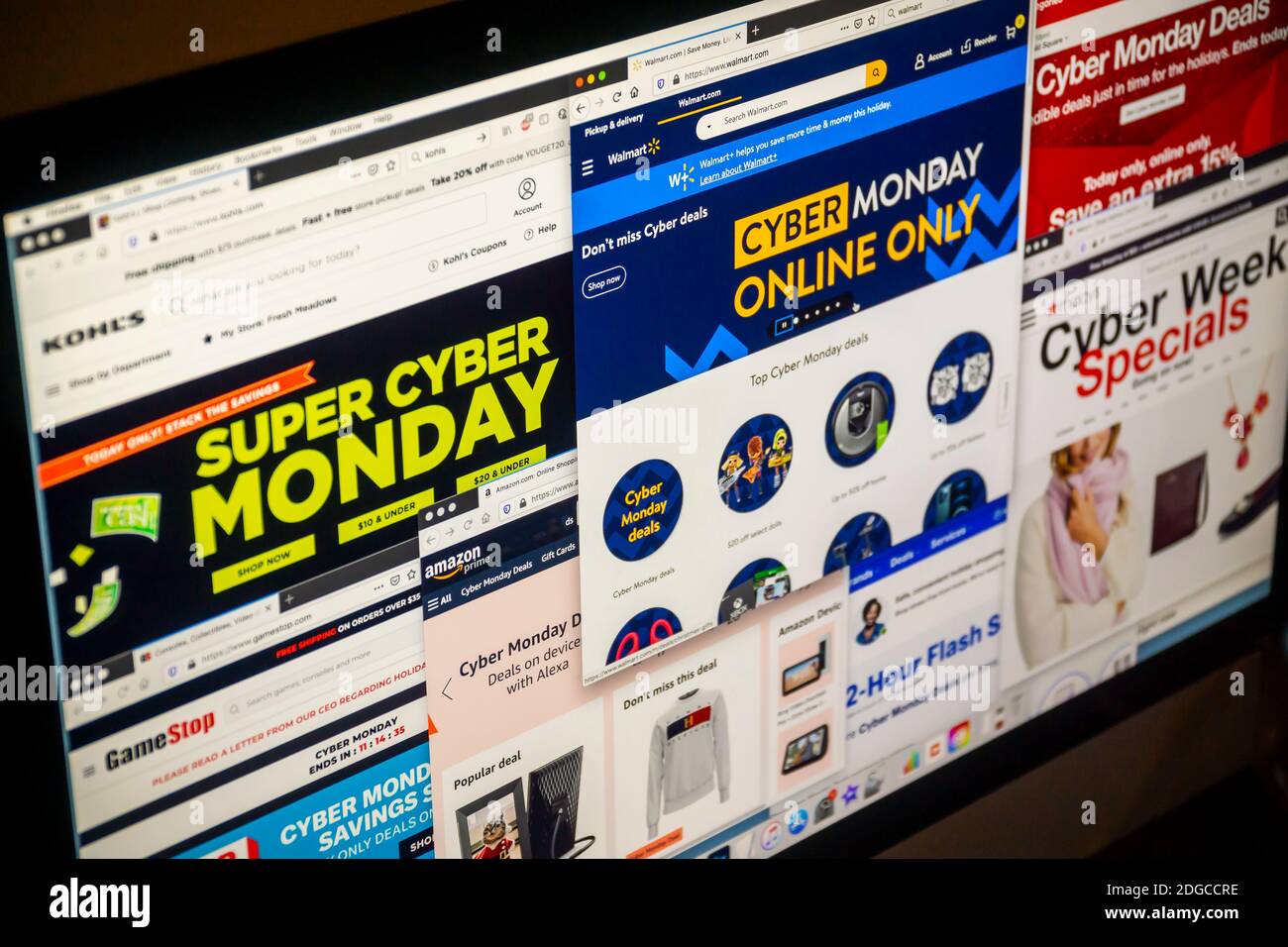 Un potpourri di siti web da una melange di rivenditori che pubblicano le loro vendite CyberMonday lunedì 30 novembre, 2020.a causa della pandemia e online shopping consumatori hanno aperto i loro portafogli virtuali tutto il fine settimana, ma secondo Adobe Analytics gli acquirenti si prevede di raggiungere 12.7 miliardi di dollari in vendite online oggi superando il resto del fine settimana. (© Richard B. Levine) Foto Stock