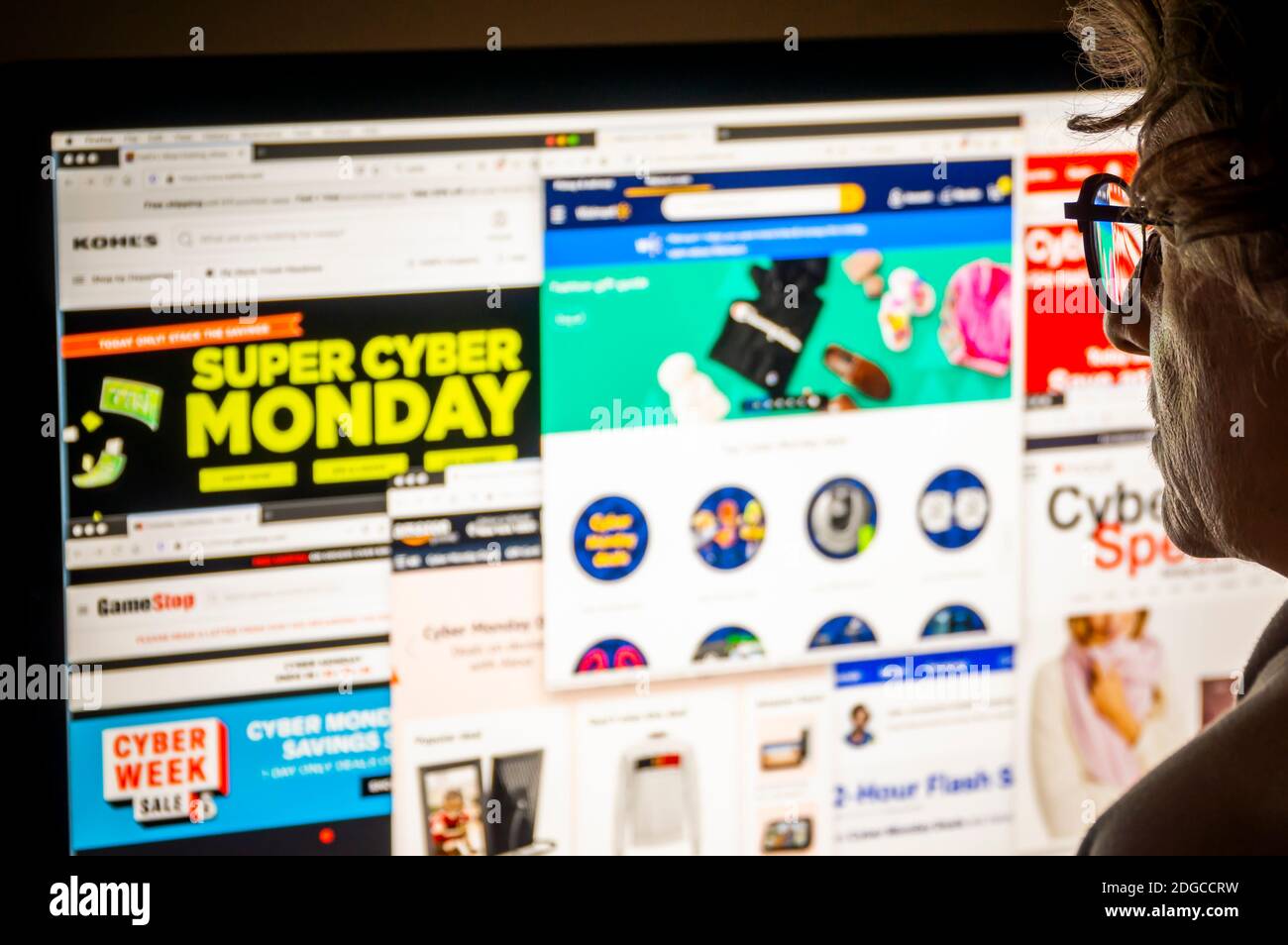 Un potpourri di siti web da una melange di rivenditori che pubblicano le loro vendite CyberMonday lunedì 30 novembre, 2020.a causa della pandemia e online shopping consumatori hanno aperto i loro portafogli virtuali tutto il fine settimana, ma secondo Adobe Analytics gli acquirenti si prevede di raggiungere 12.7 miliardi di dollari in vendite online oggi superando il resto del fine settimana. (© Richard B. Levine) Foto Stock