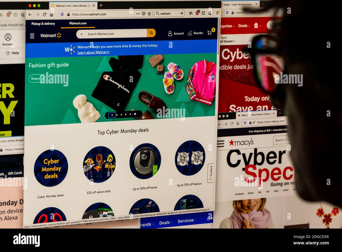 Un potpourri di siti web da una melange di rivenditori che pubblicano le loro vendite CyberMonday lunedì 30 novembre, 2020.a causa della pandemia e online shopping consumatori hanno aperto i loro portafogli virtuali tutto il fine settimana, ma secondo Adobe Analytics gli acquirenti si prevede di raggiungere 12.7 miliardi di dollari in vendite online oggi superando il resto del fine settimana. (© Richard B. Levine) Foto Stock