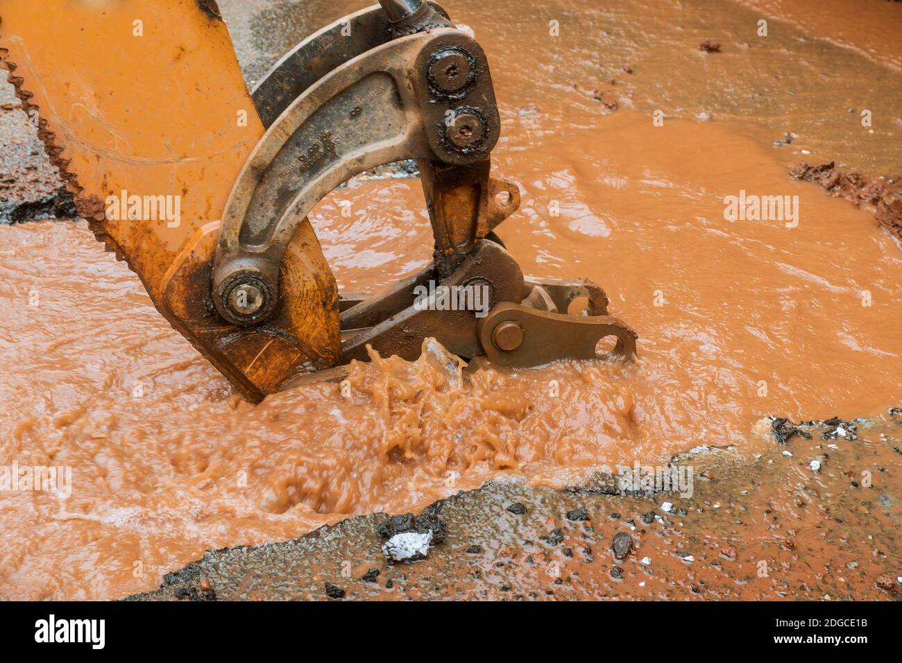 Rottura del tubo dell'acqua, perdita dal foro in una strada Foto Stock