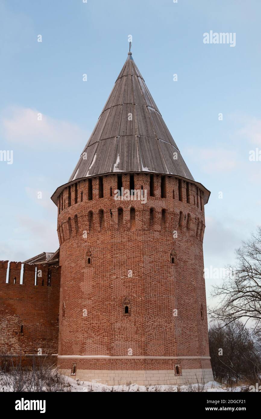 Smolensk Russia Gennaio 2015. Torre rotonda in mattoni con tetto triangolare in legno contro il cielo Foto Stock