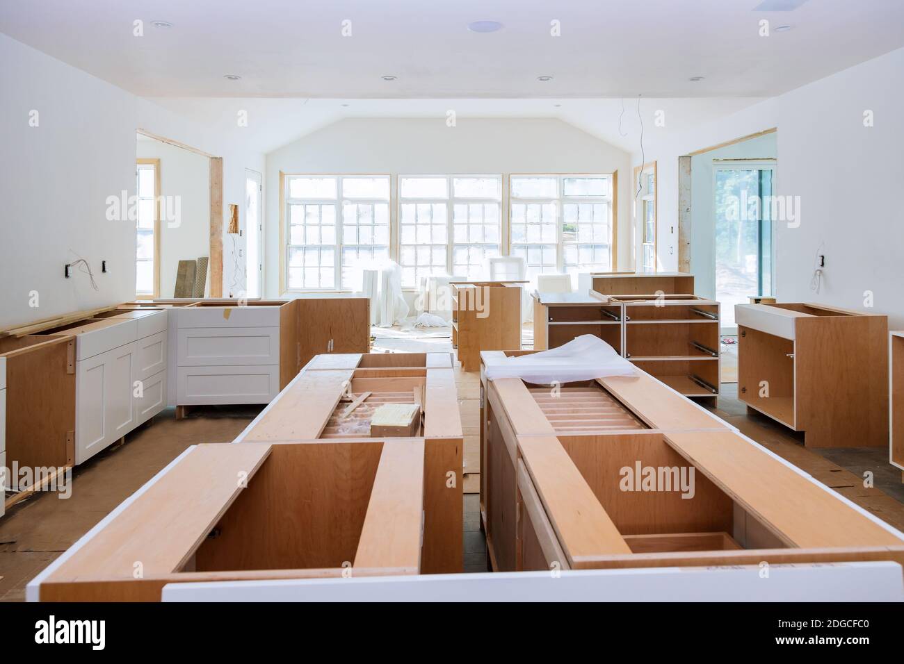 Interno di cucina moderna con elettrodomestici sul piano cottura, banco in marmo con mobili da cucina bianchi Foto Stock