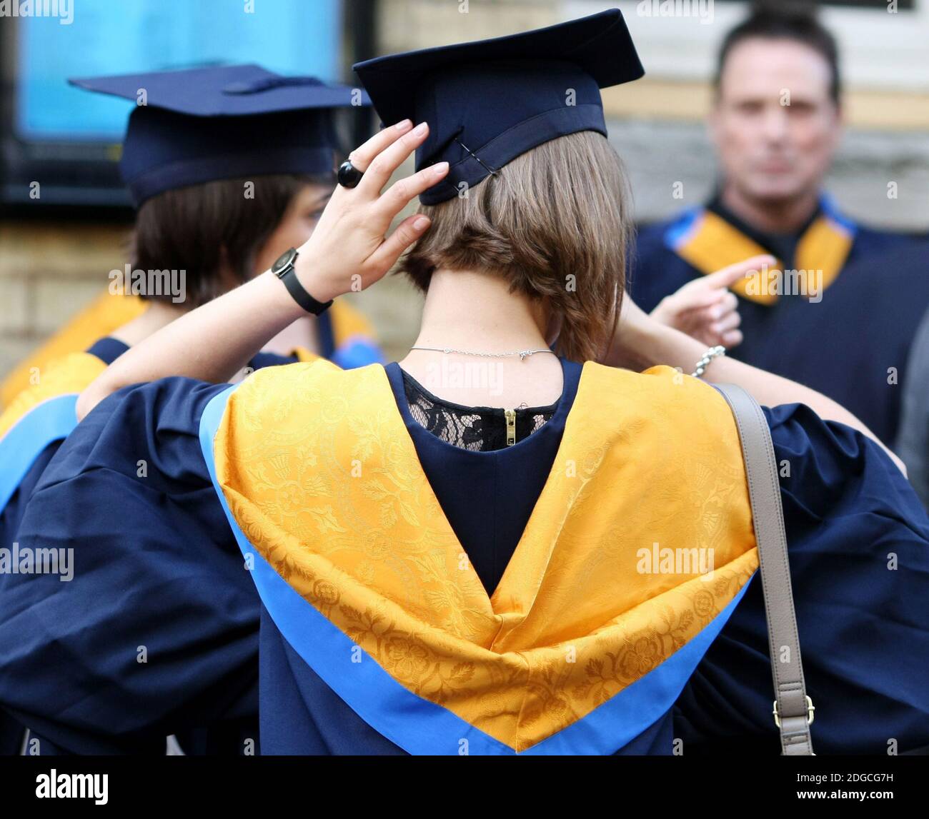 File foto datata 12/10/11 dei laureati. I laureati hanno meno probabilità di dire che sono soddisfatti della loro vita e sono felici dopo aver lasciato l'università rispetto ai giovani della popolazione generale, un'analisi suggerisce. Foto Stock
