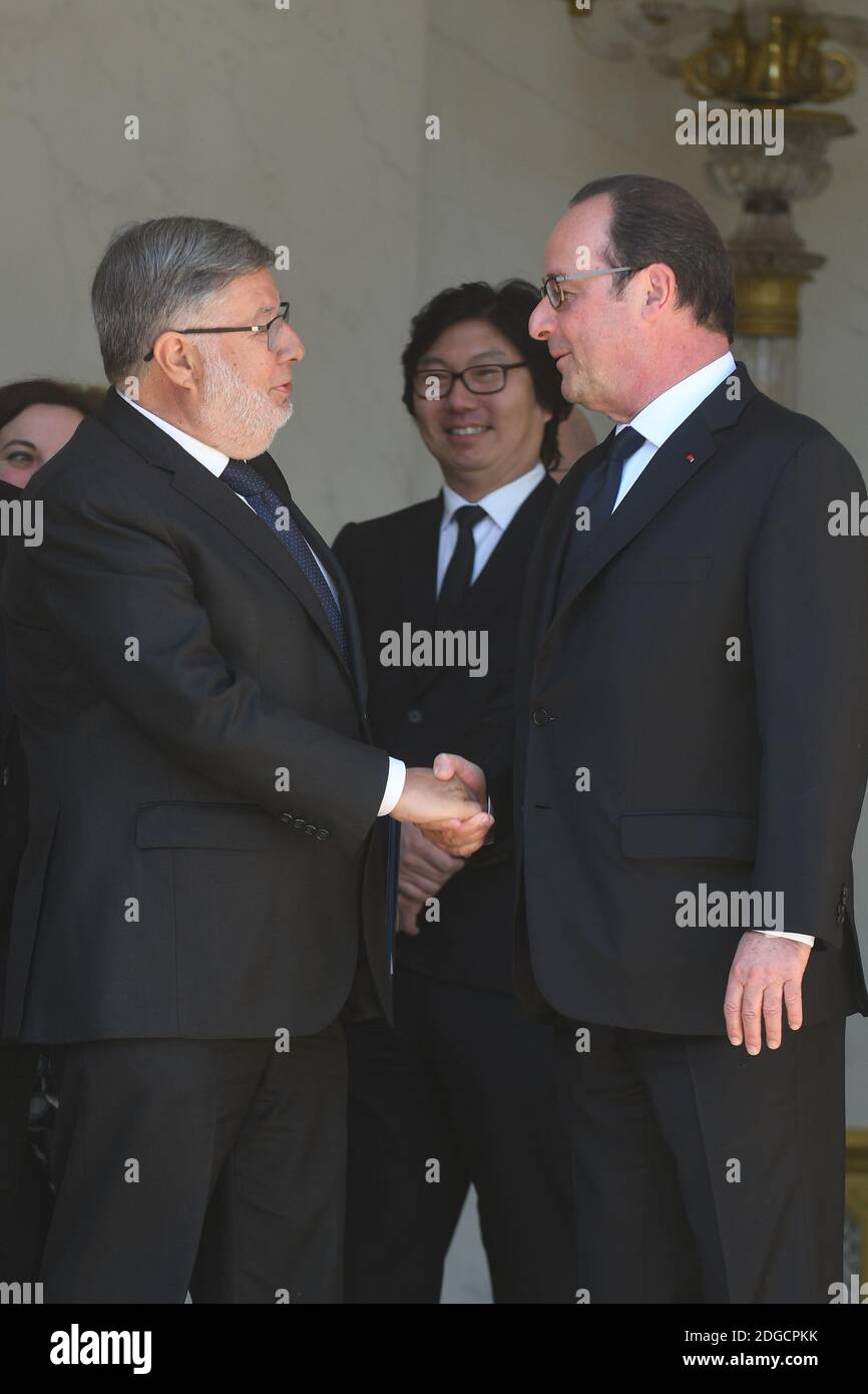 L-R : il Ministro Alain Vidalies e il Presidente Francois Hollande hanno visto al termine dell'ultima riunione ministeriale del mandato di Hollande al Palazzo Elysee, a Parigi, in Francia, il 10 maggio 2017. Foto di Ammar Abd Rabbo/ABACAPRESS.COM Foto Stock