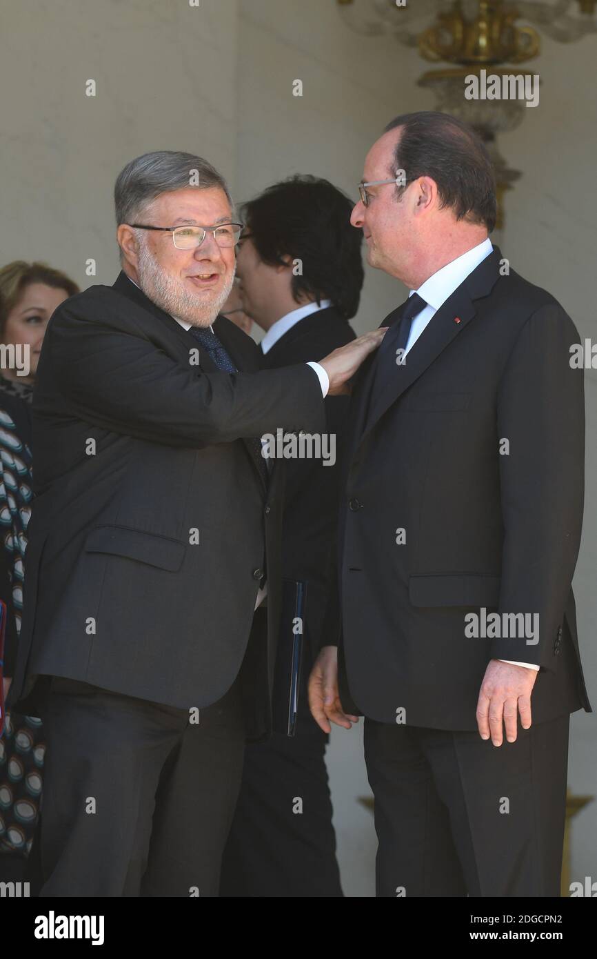 L-R : il Ministro Alain Vidalies e il Presidente Francois Hollande hanno visto al termine dell'ultima riunione ministeriale del mandato di Hollande al Palazzo Elysee, a Parigi, in Francia, il 10 maggio 2017. Foto di Ammar Abd Rabbo/ABACAPRESS.COM Foto Stock