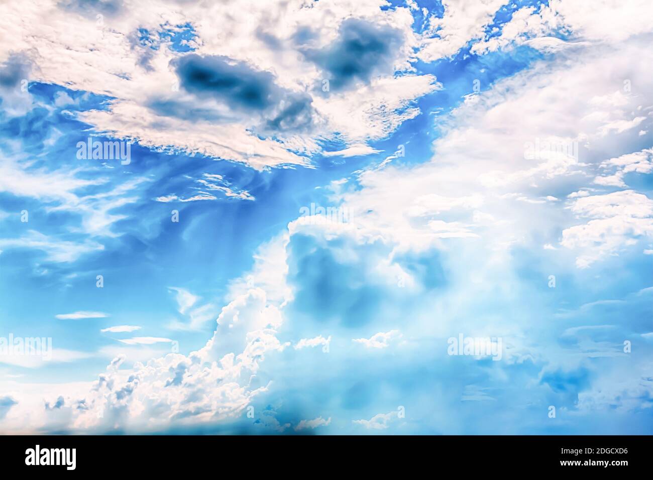 Alto cielo blu con nuvole bianche illuminate da sfondo di luce solare base dell'aria Foto Stock