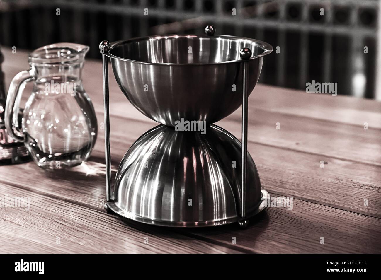 Degustazione di vini, una caraffa d'acqua e un recipiente di metallo sul tavolo Foto Stock