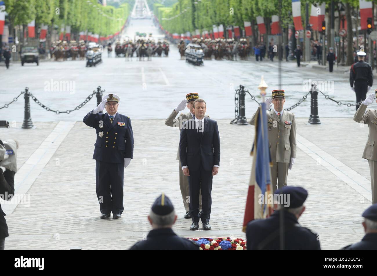 Il nuovo presidente francese Emmanuel Macron arriva sul viale degli Champs Elysees e sull'Arco di Trionfo appena dopo aver giurato il 14 maggio 2017 a Parigi. Foto di Ammar Abd Rabbo/ABACAPRESS.COM Foto Stock