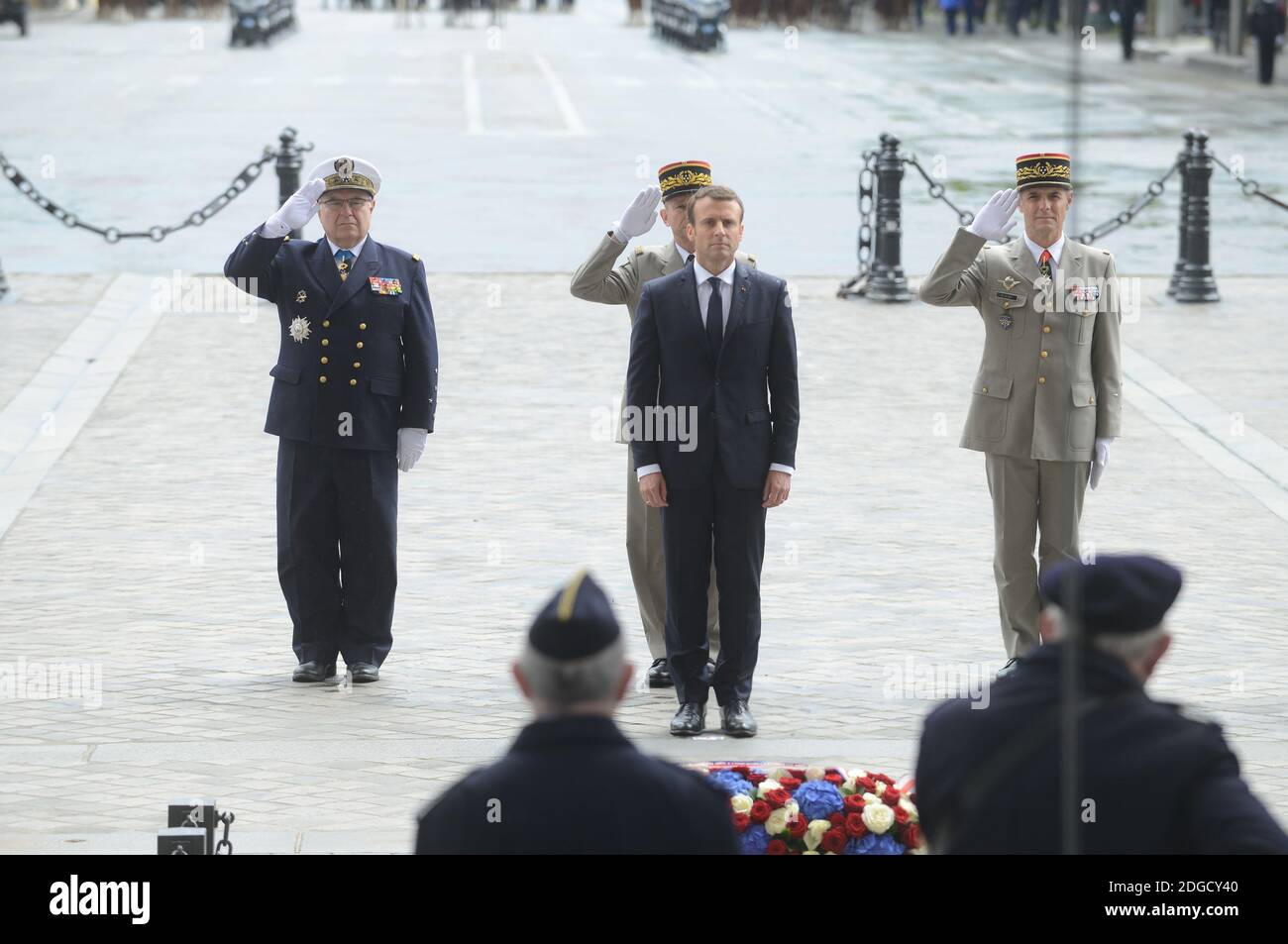 Il nuovo presidente francese Emmanuel Macron arriva sul viale degli Champs Elysees e sull'Arco di Trionfo appena dopo aver giurato il 14 maggio 2017 a Parigi. Foto di Ammar Abd Rabbo/ABACAPRESS.COM Foto Stock