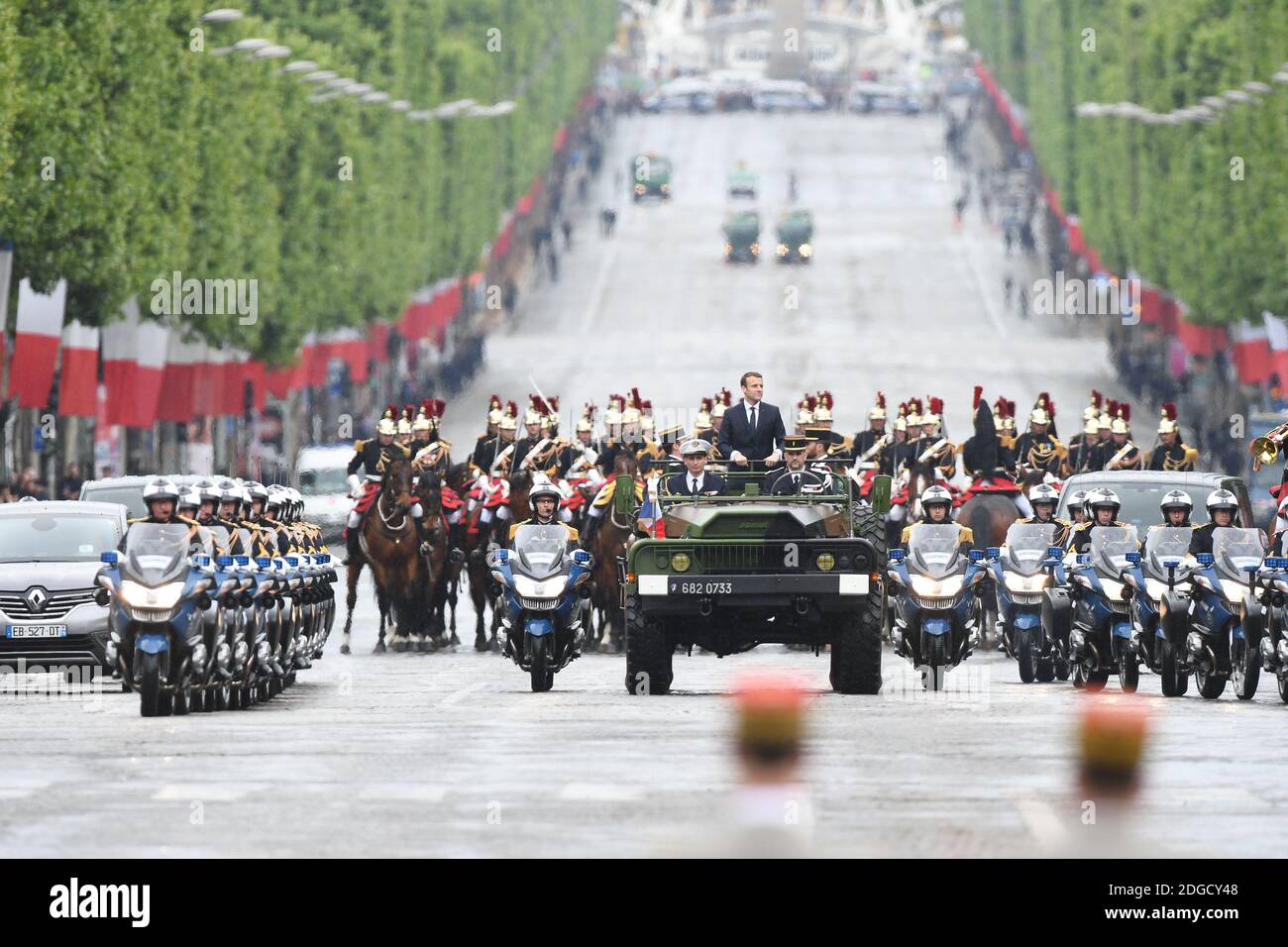 Il nuovo presidente francese Emmanuel Macron arriva sul viale degli Champs Elysees e sull'Arco di Trionfo appena dopo aver giurato il 14 maggio 2017 a Parigi. Foto di Ammar Abd Rabbo/ABACAPRESS.COM Foto Stock